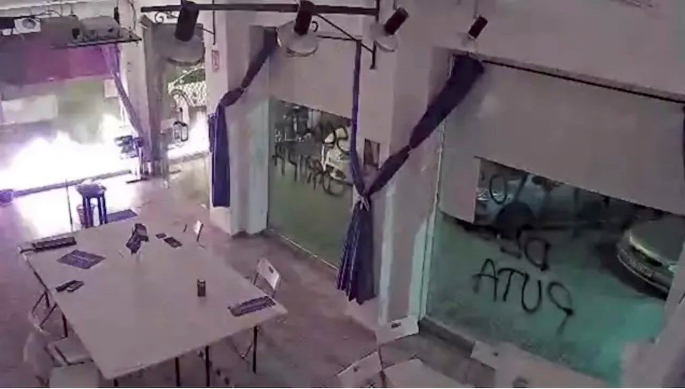 Captura de pantalla do vídeo onde se aprecia o lume dentro da sede de Podemos en Cartaxena.