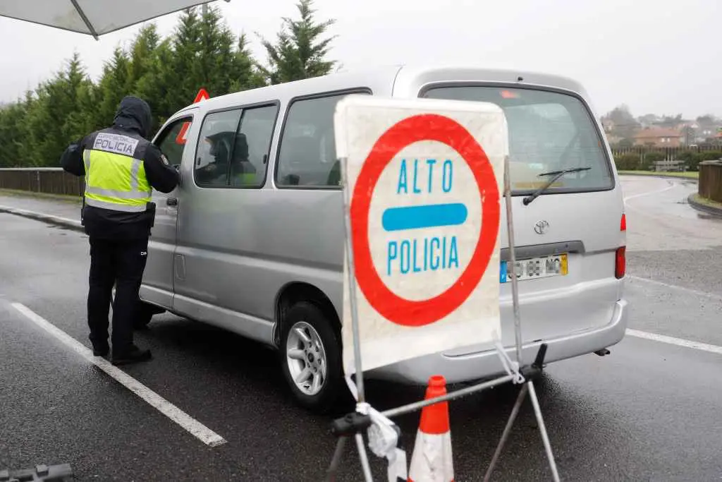 Un axente da Polic&iacute;a Nacional nun control na fronteira da Ponte Internacional Tui-Valen&ccedil;a, o pasado 31 de xaneiro de 2021 (Foto: Marta V&aacute;zquez Rodr&iacute;guez / Europa Press)