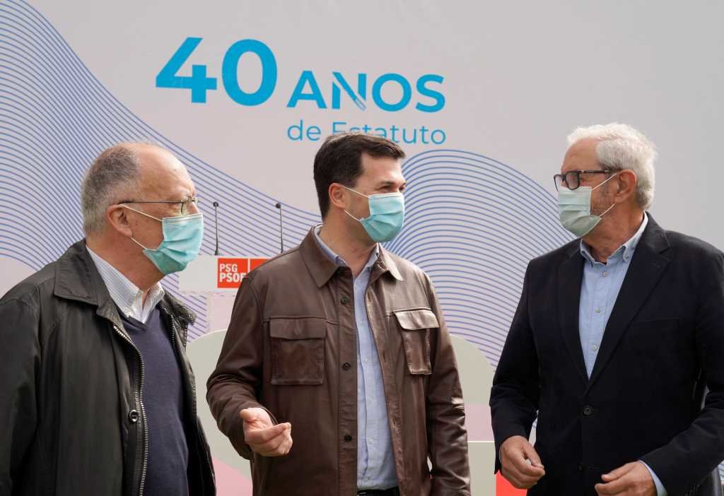 Os ex presidentes Fernando González Laxe (á esquerda) e Emilio Pérez Touriño (á dereita), co secretario xeral do PSdeG, Gonzalo Caballero (Álvaro Ballesteros / Europa Press)