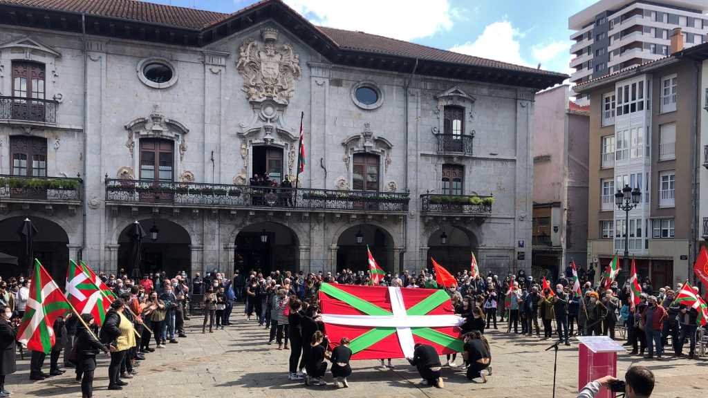 Euskal Herria acolleu 128 mobilizacións polo Aberri Eguna 2021. Na imaxe, o acto desenvolvido no concello de Arrasate (Foto: Sortu)