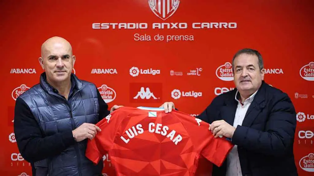 Sampedro, con Saqu&eacute;s durante a s&uacute;a presentaci&oacute;n, hai apenas cinco semanas (Foto: CD Lugo).