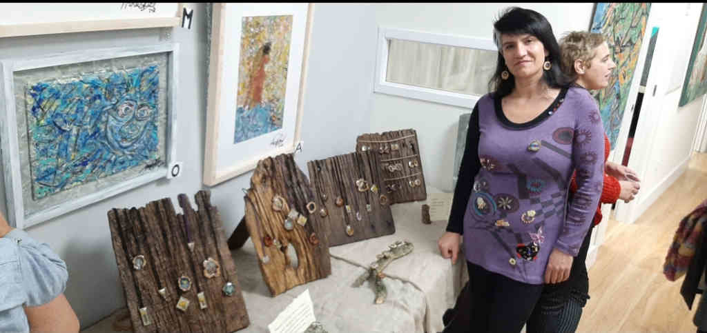 Mónica de Piñeiros nunha mostra de artesanía cunha parte da súa obra (Nós Diario)