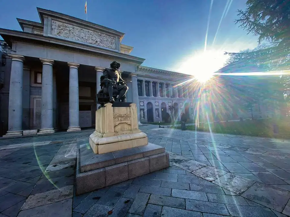 EuropaPress_3444025_estatua_velazquez_frente_museo_prado_paseo_prado_madrid_22_noviembre_2020