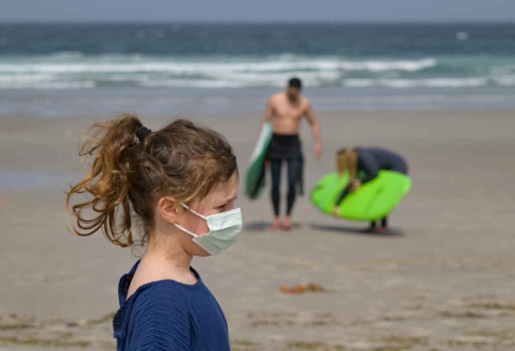 Unha nena leva unha máscara na praia das Salseiras, no municipio da Laracha (Foto: M. Dylan / Europa Press)