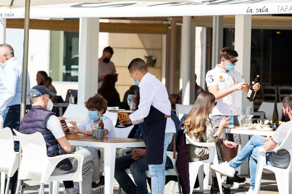 Varias persoas nunha terraza en Sanxenxo (Imaxe: Beatriz Ciscar / Europa Press)
