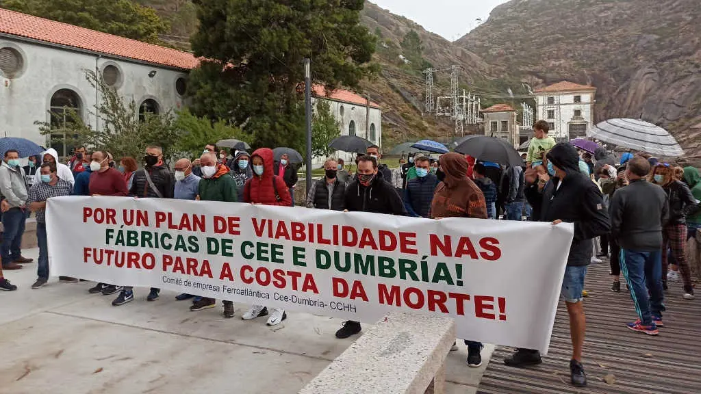 Traballadoras de Xeal mobiliz&aacute;ndose. (Foto: Comit&eacute; de Empresa)