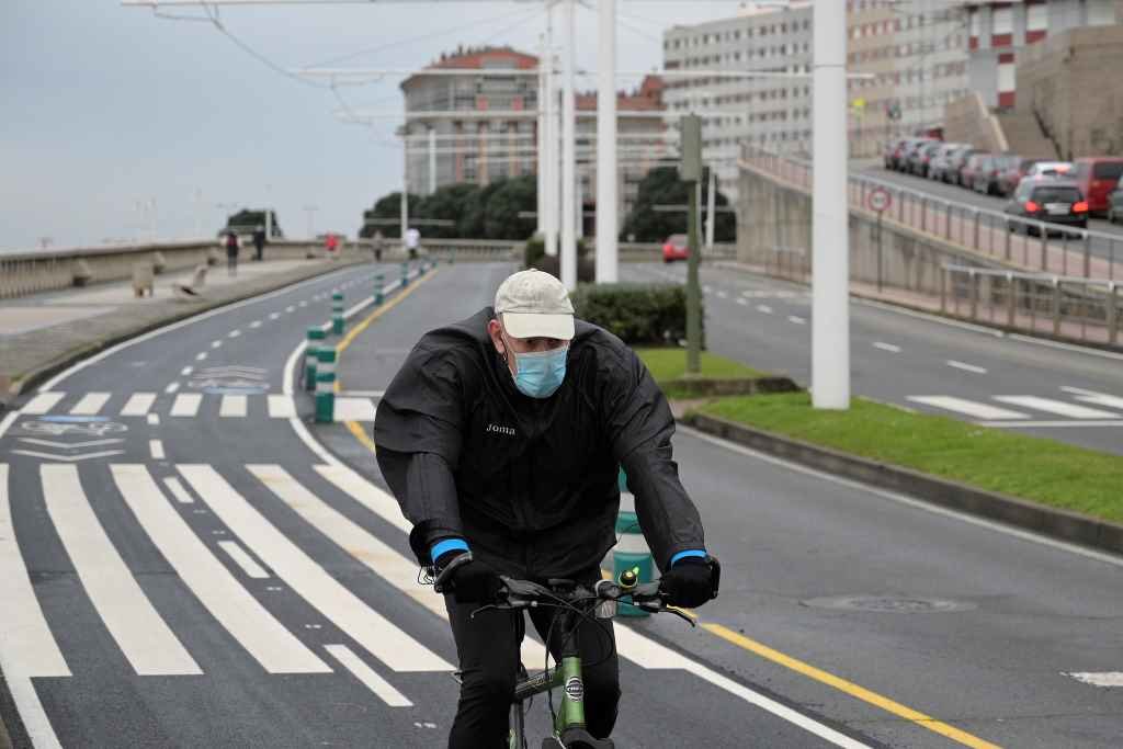Unha persoa corre en solitario e con máscara pola Coruña (Foto: