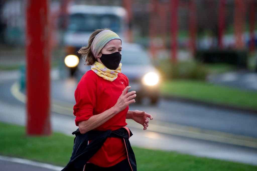 Unha persoa corre en solitario e con máscara na Coruña (Foto: M. Dylan / Europa Press).