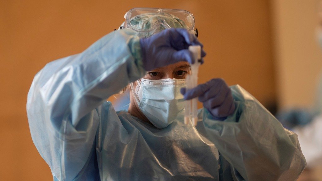 Un traballador sanitario participa na realización dun cribado masivo con tests de antíxenos. (Foto: Eduardo Parra / Europa Press).