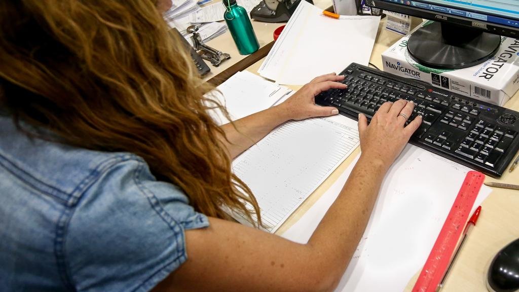 Unha muller traballa co seu ordenador nunha oficina (Foto: Ricardo Rubio/Europa Press).