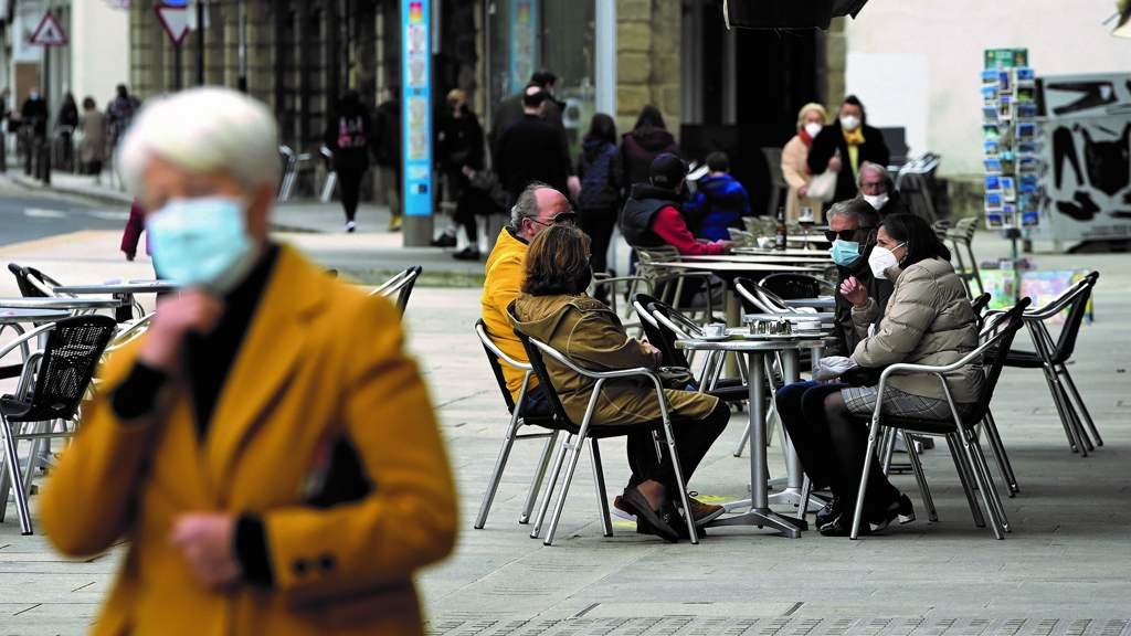 Varias persoas comparten mesa nunha terraza da Coruña. (Foto: M. Dylan / Europa Press).