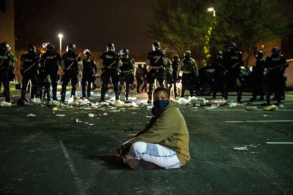 EuropaPress_3640525_11_april_2021_us_brooklyn_center_protester_sits_on_the_ground_in_front_of