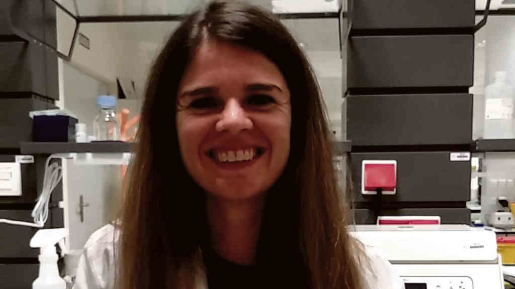 A científica Daniela Rodrigues-Amorim no seu laboratorio do Instituto de Investigación Sanitaria Galiza Sur (Nós Diario).