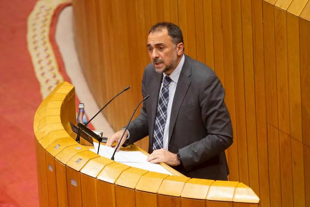 Julio Garc&iacute;a Comesa&ntilde;a, conselleiro de Sanidade, nun pleno do Parlamento galego. (Foto: Europa Press)