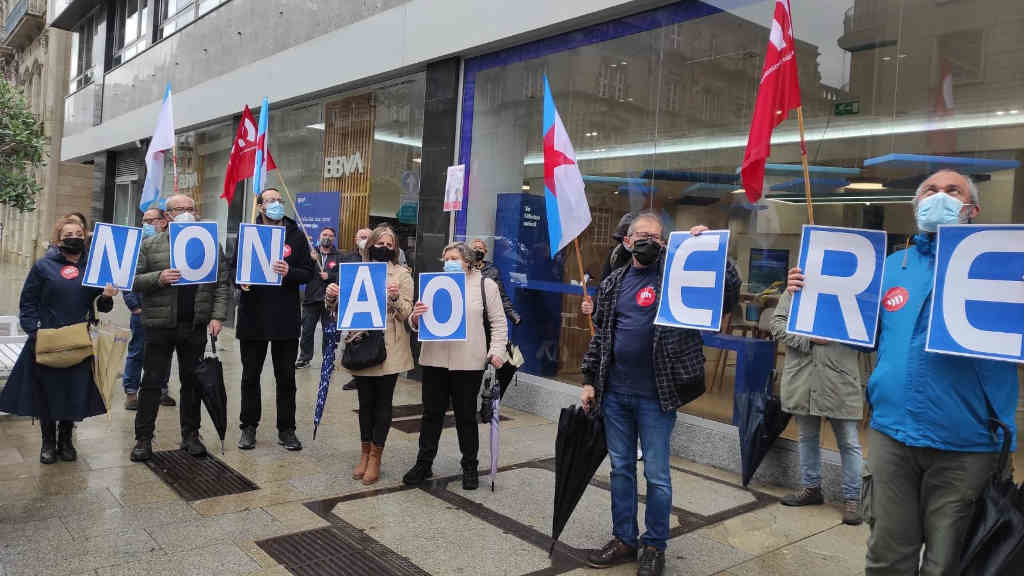 Protesta da CIG diante da sucursal do BBVA na rúa García Barbón de Vigo a pasada terza feira 13 de abril (Nós Diario)