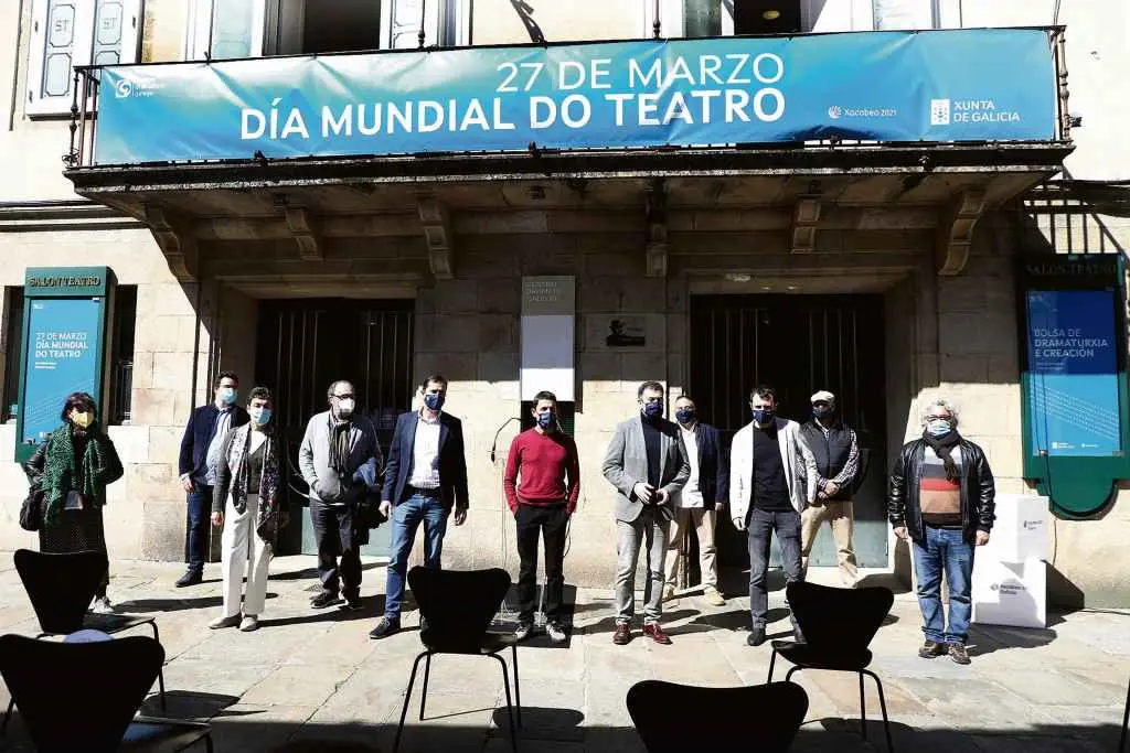 Na primeira fila, con americana azul, Jacobo Sutil, e con americana gris, o conselleiro de Cultura, Rom&aacute;n Rodr&iacute;guez, na celebraci&oacute;n do &uacute;ltimo D&iacute;a do Teatro.