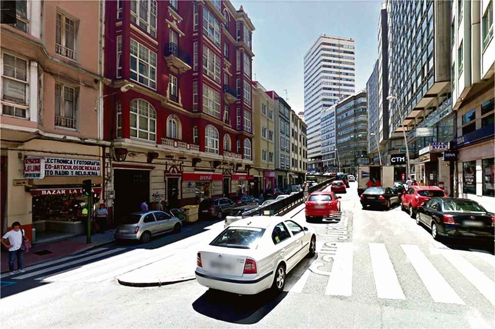 Unha rúa da Coruña con seis carrís para os vehículos.