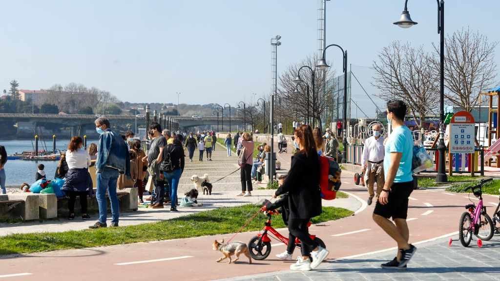Veciñanza de Vigo no paseo de Bouzas ao finais de febreiro. (Foto: Marta Vázquez Rodríguez / Europa Press)