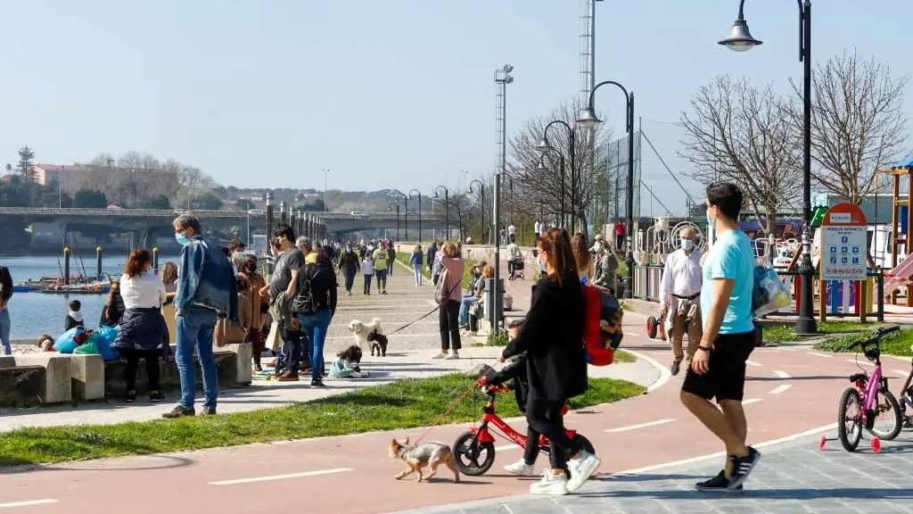 Veci&ntilde;anza de Vigo no paseo de Bouzas ao finais de febreiro. (Foto: Marta V&aacute;zquez Rodr&iacute;guez / Europa Press)