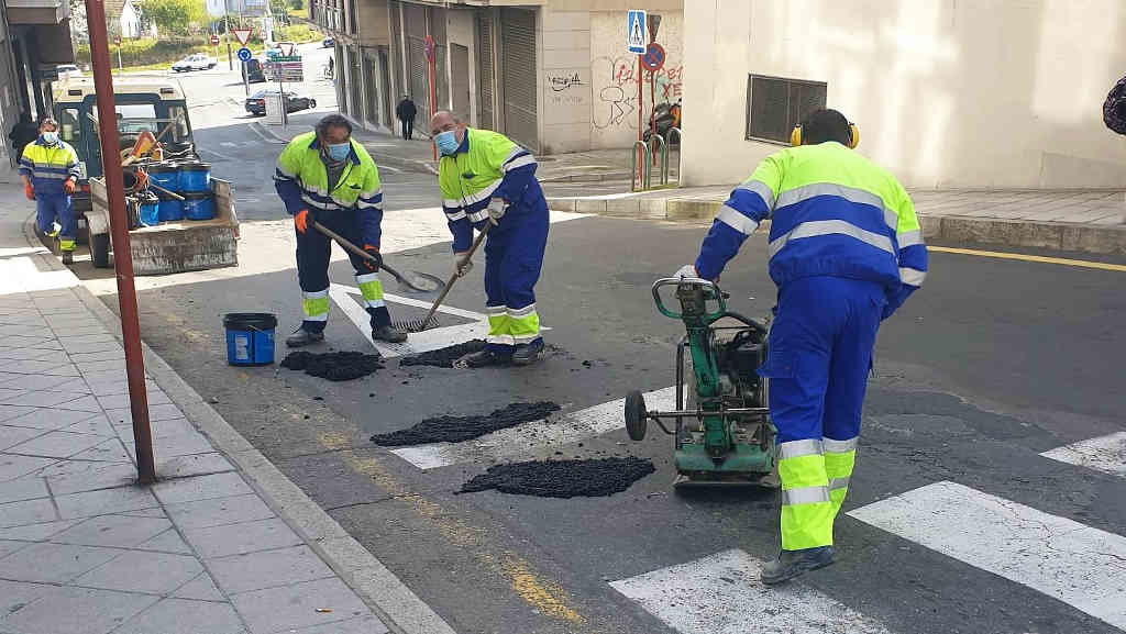 Operarios traballando na reparación dunha rúa de Ourense (Concello de Ourense).