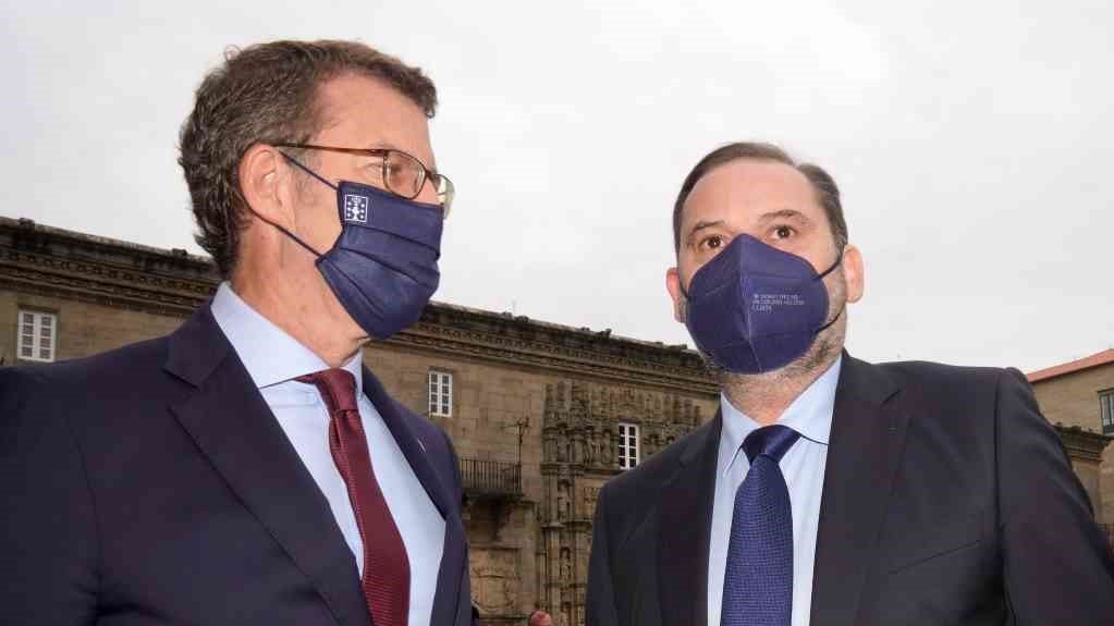 O presidente Feixoo e o ministro Ábalos o pasado 9 de abril en Compostela (Foto: Álvaro Ballesteros / Europa Press).