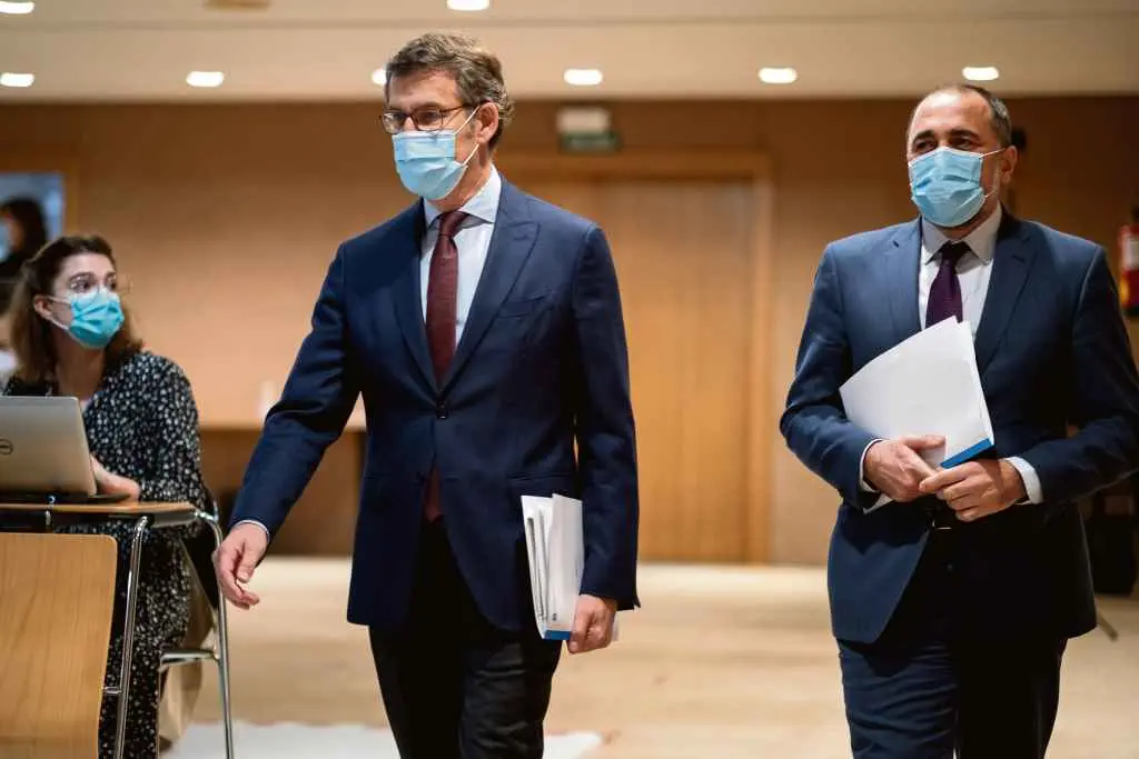 O presidente da Xunta, Alberto N&uacute;&ntilde;ez Feixoo, e o conselleiro de Sanidade, Julio Garc&iacute;a Comesa&ntilde;a, nunha imaxe de arquivo (Foto: David Cabez&oacute;n / Xunta da Galiza)