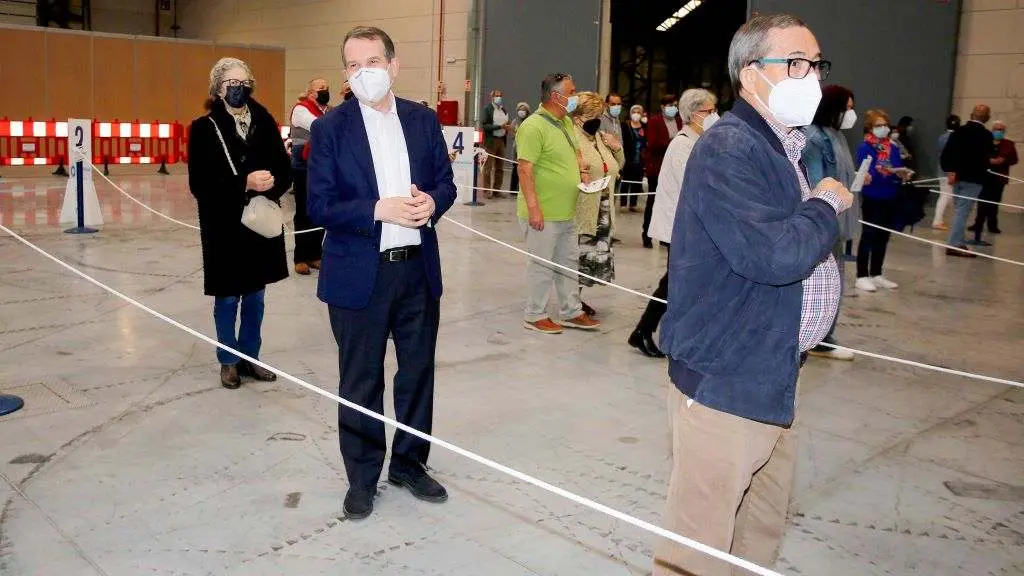 O alcalde de Vigo foi das persoas que acudiu esta fin de semana a vacinarse contra a Covid. (Foto: Marta V&aacute;zquez Rodr&iacute;guez / Europa Press)
