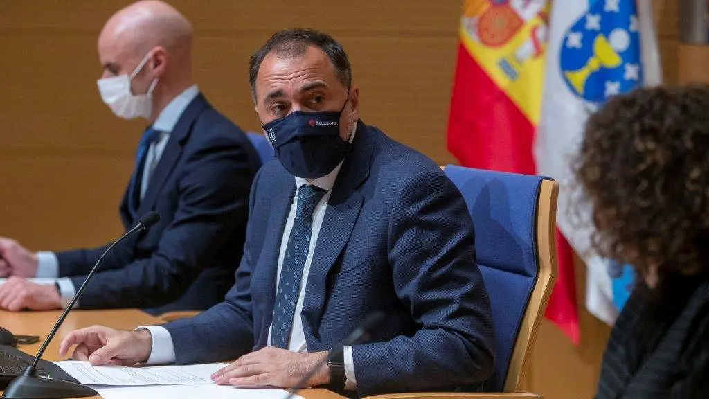 O conselleiro de Sanidade, Julio Garc&iacute;a Comesa&ntilde;a, nunha rolda de prensa ap&oacute;s o comit&eacute; cl&iacute;nico. (Foto: Conchi Paz)