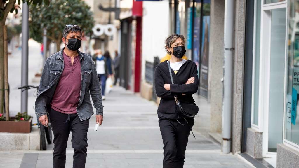 Un home e unha muller camiñan por unha rúa do Grove, que fica no nivel máximo de restricións (Foto: Beatriz Ciscar / Europa Press).