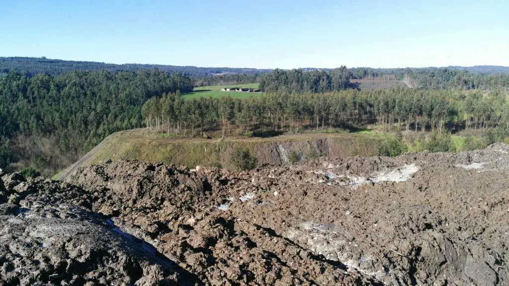 Acopio de lodos denunciado pola entidade ecoloxista. (Foto: Ecoloxistas en Acci&oacute;n)