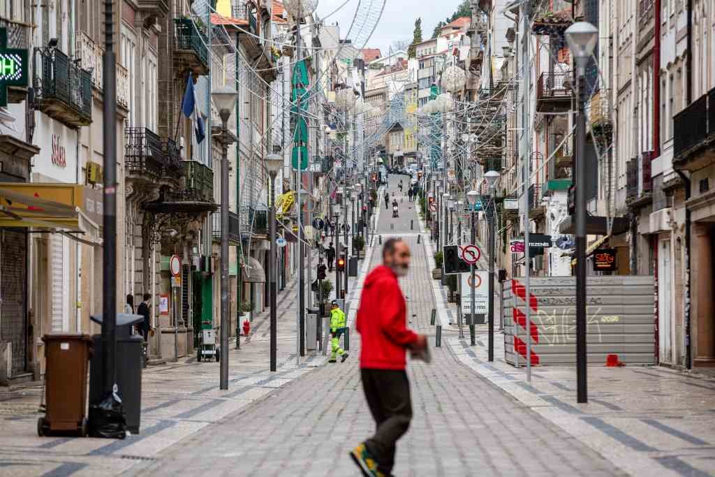 Camiñante nunha rúa da cidade do Porto (Foto: Diego Baptista / Zuma Press / Europa Press)