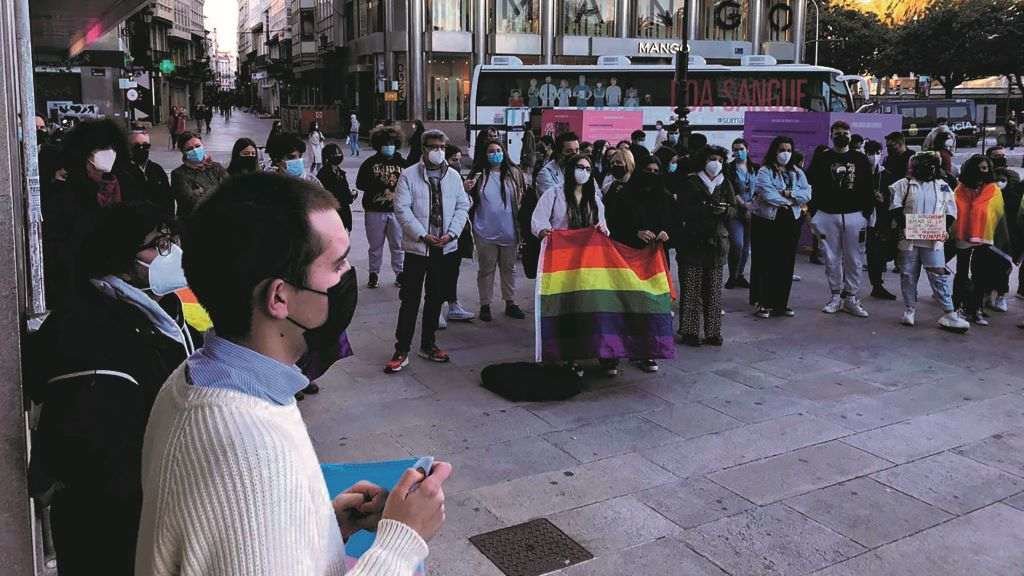 Concentración contra a transfobia o pasado 16 de abril na Coruña. (Foto: @ArirFenda)