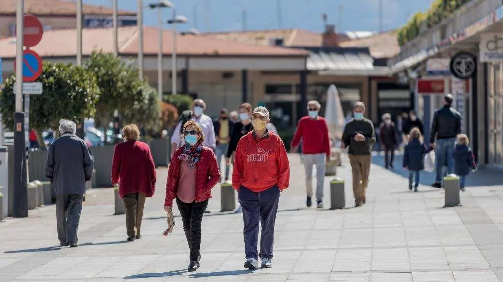 Xente de paseo pola vila de Sanxenxo. (Foto: Beatriz Ciscar / Europa Press)