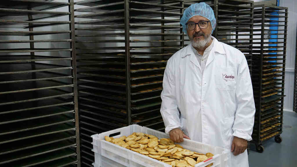 Xosé Lois Lamazares, nas instalacións de Chantada onde nacen as galletas mariñeiras (Daveiga)