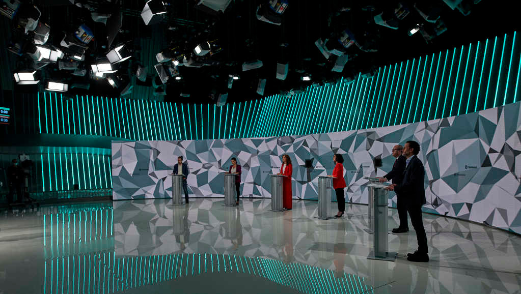 As candidatas e candidatos á Presidencia de Madrid ao comezo do debate. (J. Hellín. Pool / Europa Press)