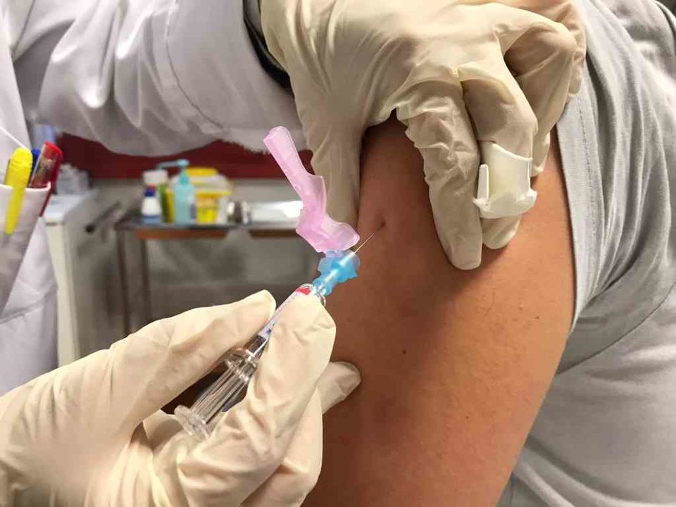 Unha muller recibe a vacina contra a Covid-19 (Foto: Europa Press)