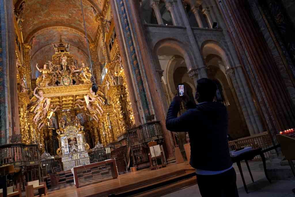 Un turista, na catedral de Compostela, durante a ponte de San Xosé (Imaxe: Europa Press).