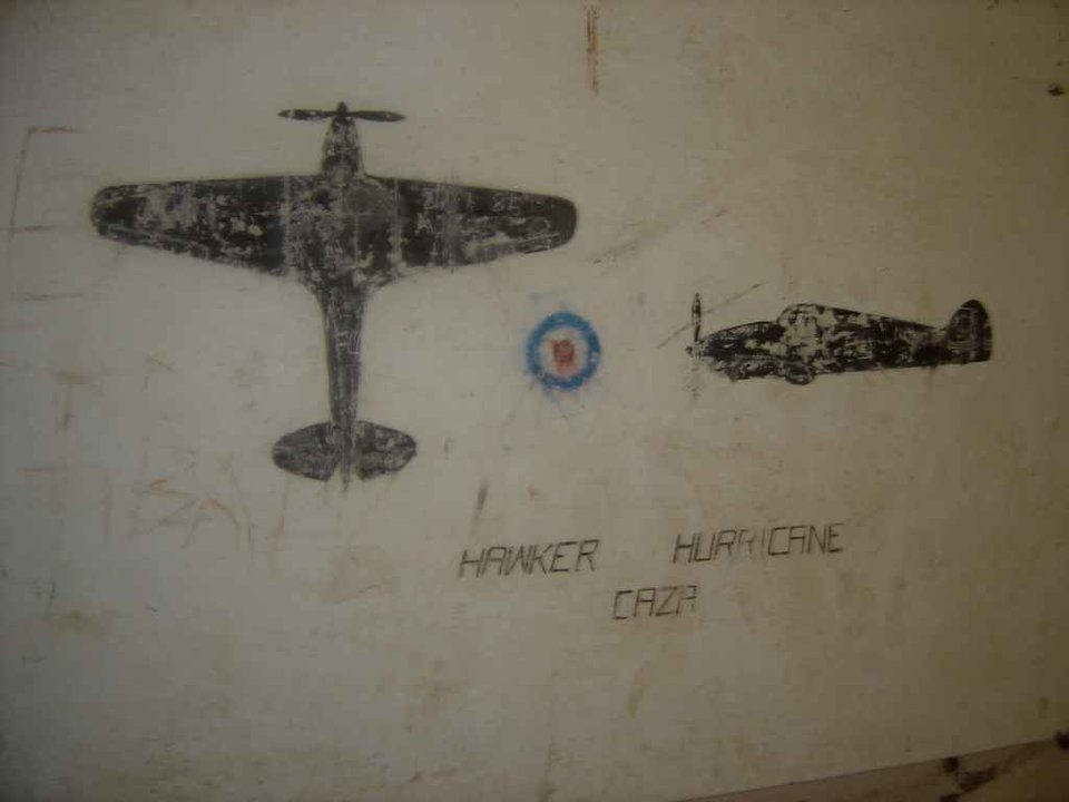 Unha das identificacións visuais de avións británicos no búnker que existe na antiga batería -a piques de derrubarse totalmente- de Montefaro (Ares), que controla todo o Golfo Ártabro.