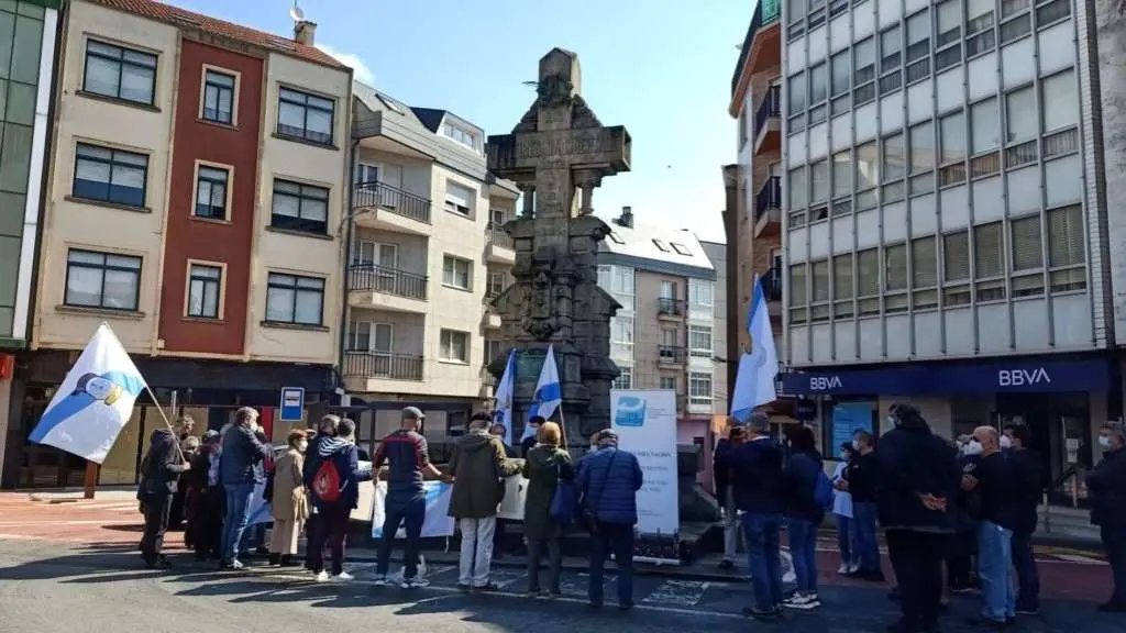 Acto de V&iacute;a Galega en Carral, que contou coa presenza do artista Xurxo Souto (Foto: N&oacute;s Diario).
