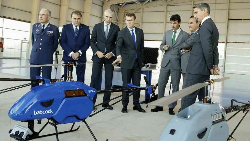 O presidente da Xunta e o conselleiro de Economía ante un dos prototipos de Babcock no CIAR de Rozas (Castro de Rei) (Foto: Xunta da Galiza).