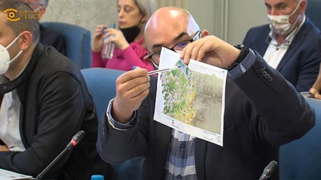 O deputado nacionalista Efrén Castro amosa un mapa dos aproveitamentos. (Foto: Deputación de Lugo)