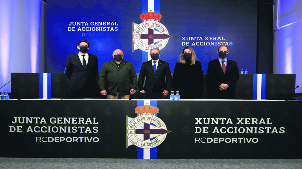 Couceiro (centro) é o presidente do Deportivo desde marzo pasado. (Foto: RC Deportivo).