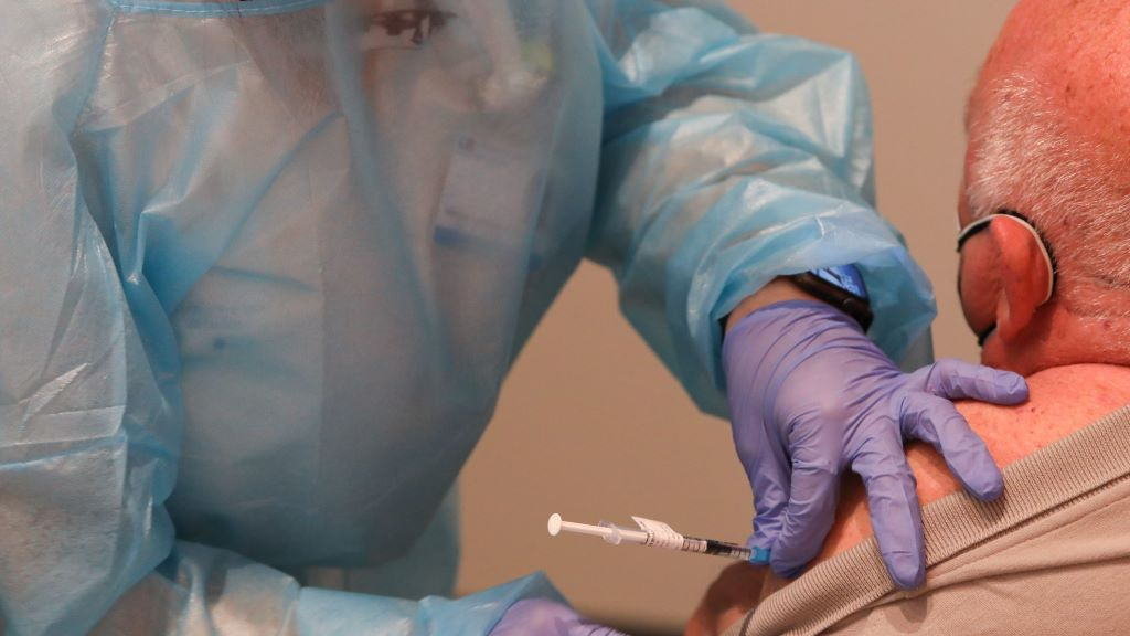 Un home é vacinado coa Pfizer nun centro hospitalario madrileño. (Foto: Marta Fernández / Europa Press)