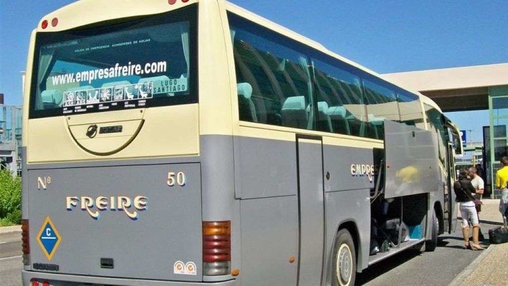 Un autobús da empresa Freire en Compostela. (Foto: CIG)