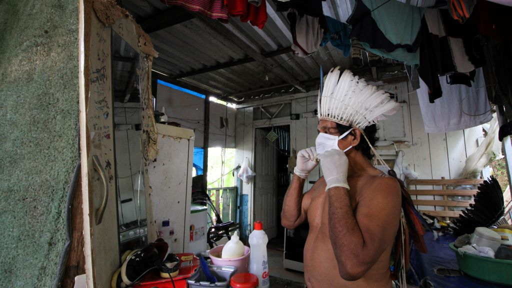 Un home dunha zona indíxena do Brasil coa máscara. (Foto: Lucas Silva / dpa)