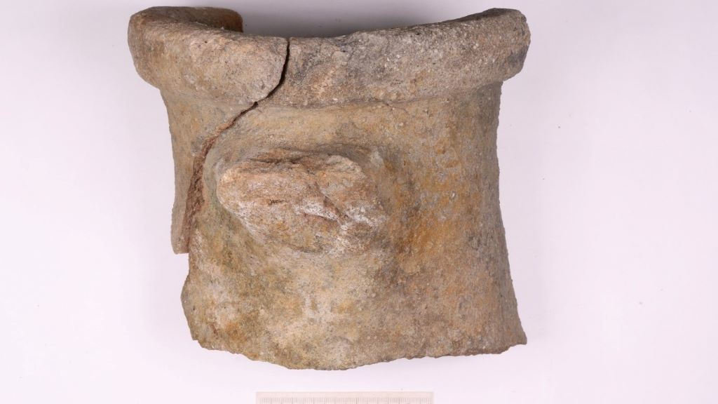 Anaco da ánfora romana atopada en Cortegada. (Foto: Consellaría de Medio Ambiente)