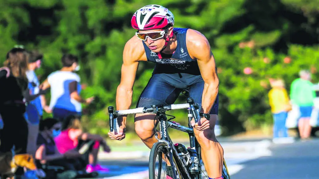 O ex triatleta f&iacute;xose popular a nivel mundial por un xesto de deportividade cun competidor ingl&eacute;s. (Foto: Vigo-R&iacute;as Baixas).