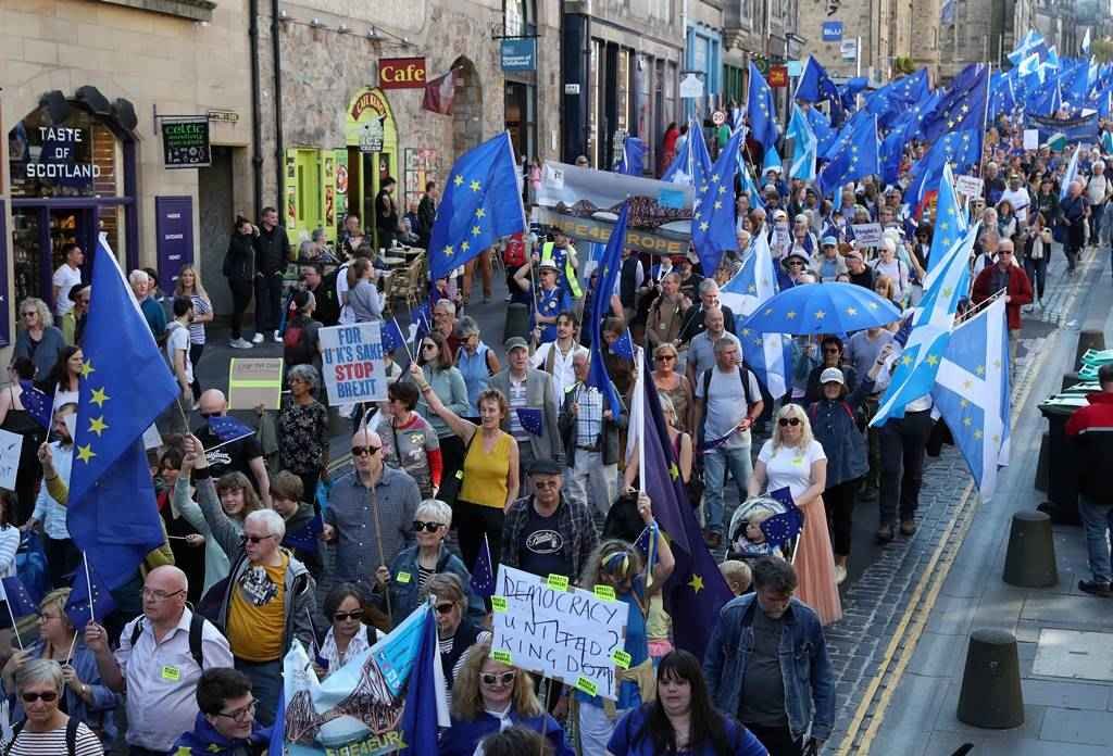 EuropaPress_2383415_21_september_2019_scotland_edinburgh_protestors_hold_euflags_as_they_take