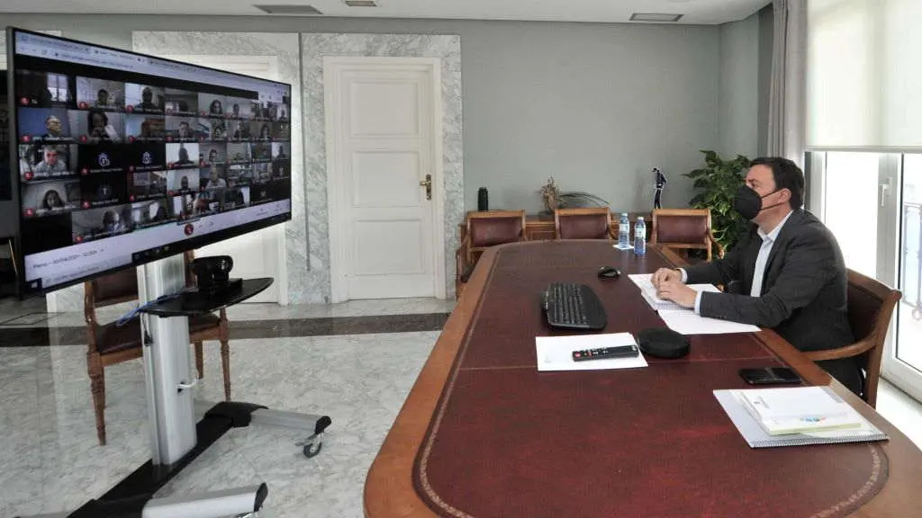 O presidente da Deputaci&oacute;n preside o &uacute;ltimo pleno. (Foto: Torrecilla)