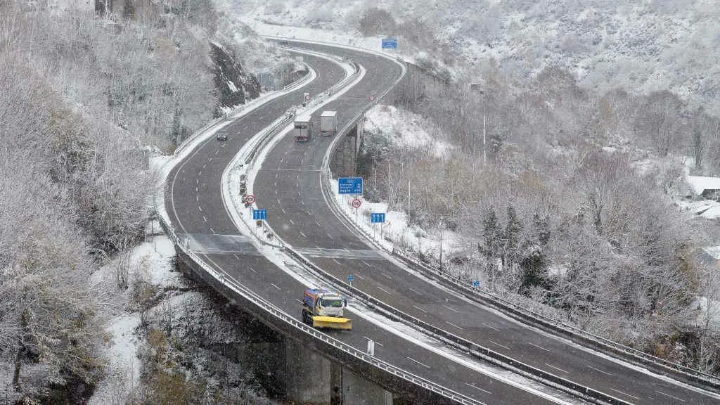 A autov&iacute;a A-6, en Lugo, durante unha nevada en 2020. (Foto: Carlos Castro / Europa Press)